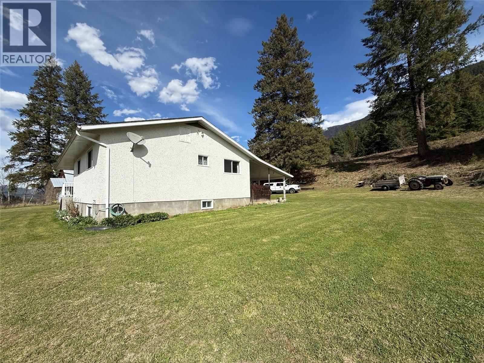 6915 Kimoff Road Property Photo 3