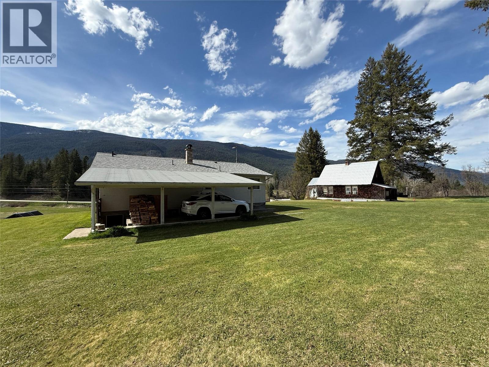 6915 Kimoff Road Property Photo 5
