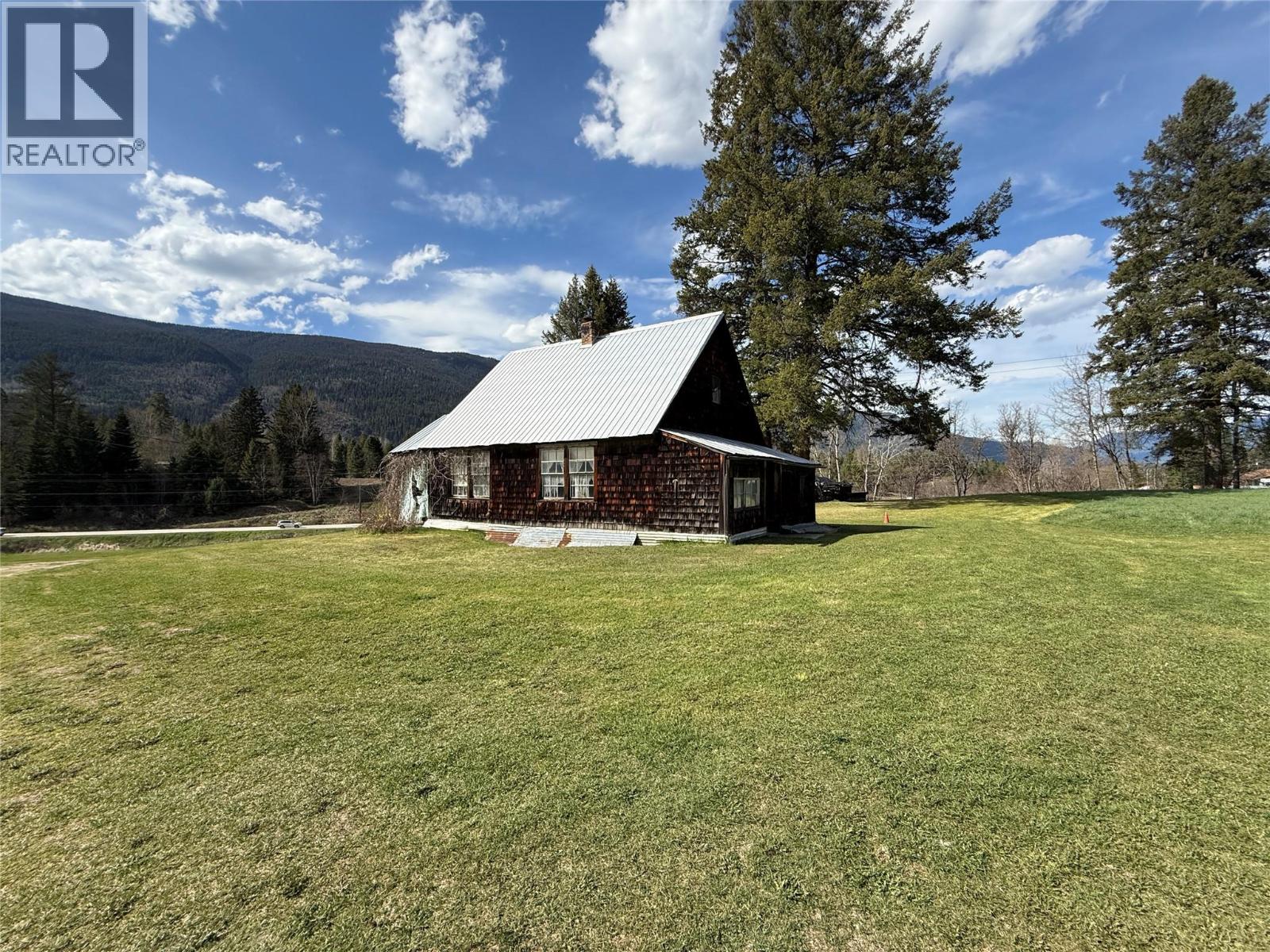 6915 Kimoff Road Property Photo 6