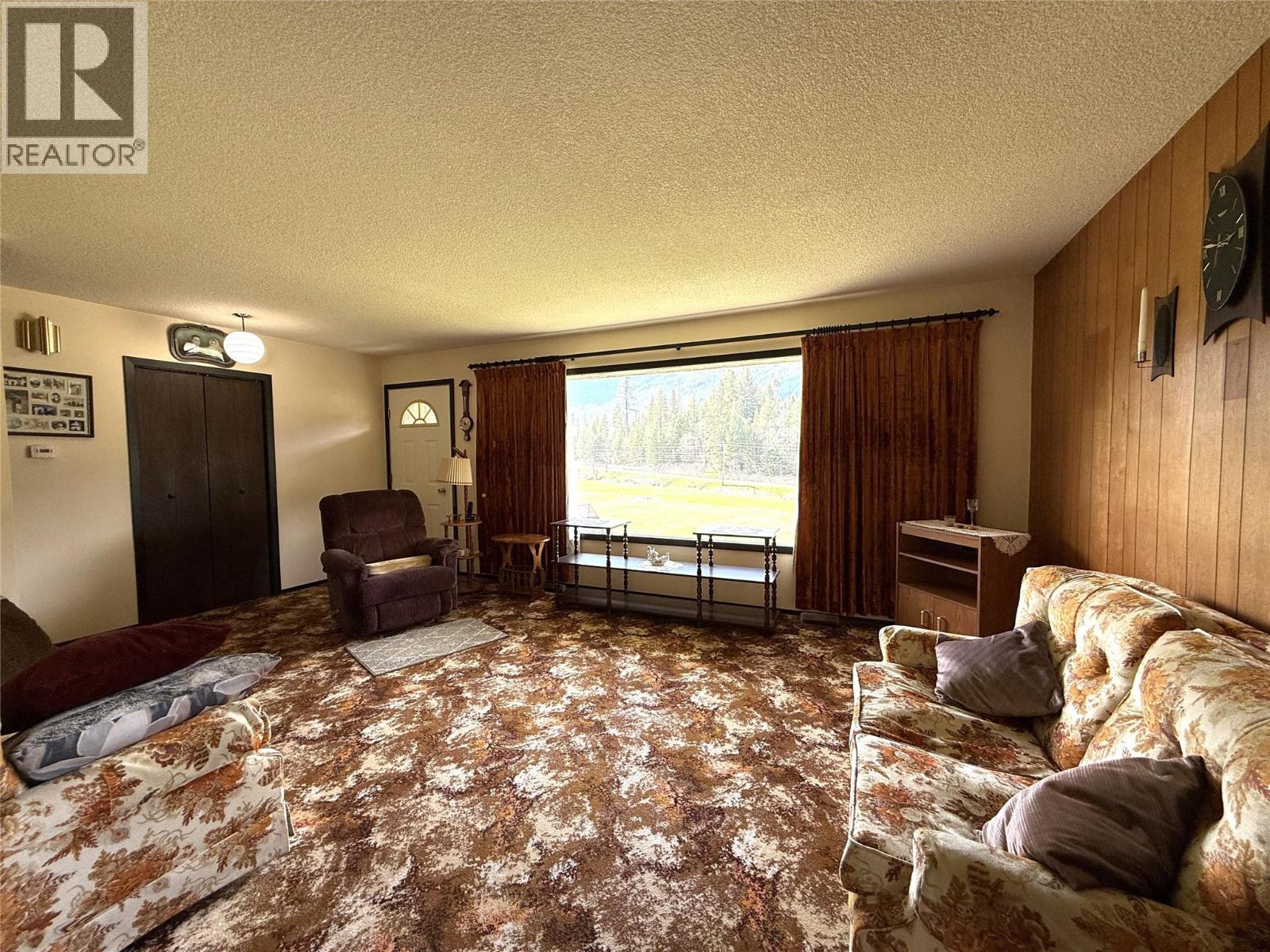 6915 Kimoff Road Property Photo 15
