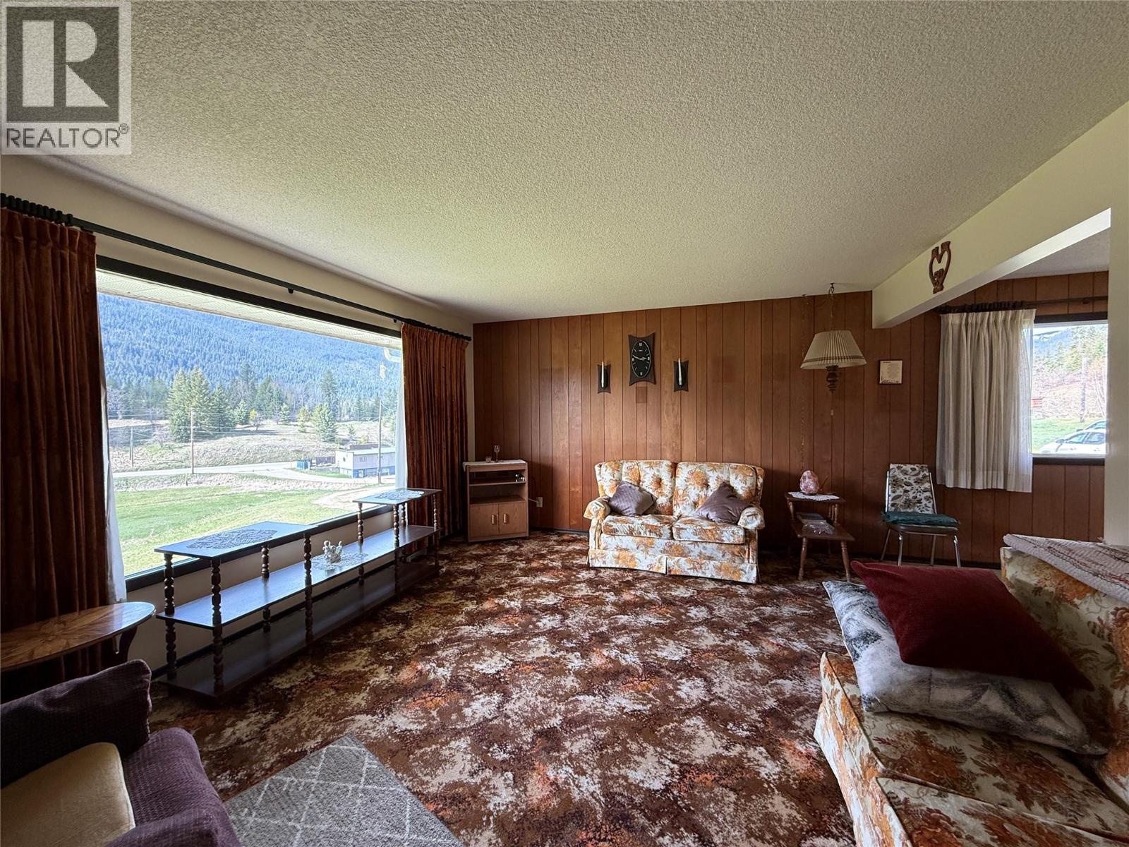 6915 Kimoff Road Property Photo 16