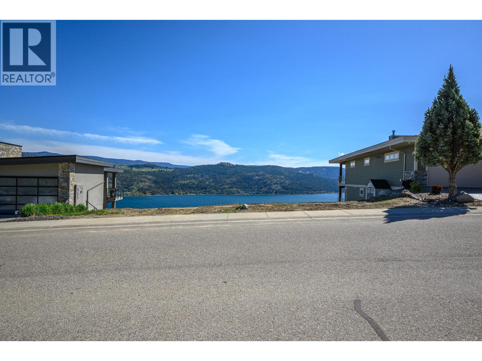 8872 Hampshire Crescent Property Photo 2