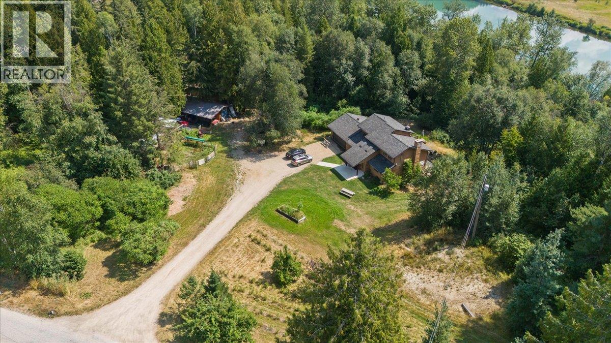 6172 Slocan River Road Property Photo 4