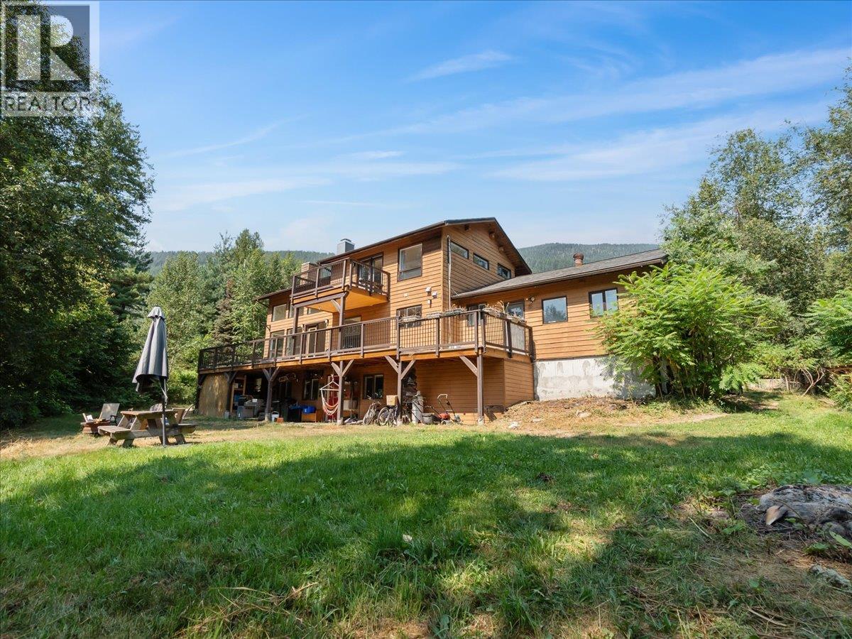 6172 Slocan River Road Property Photo 9