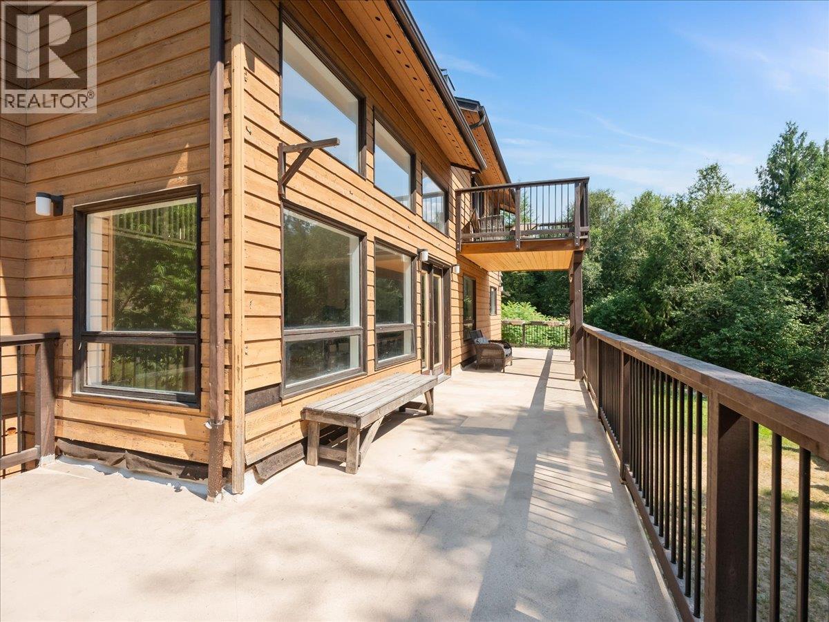 6172 Slocan River Road Property Photo 11