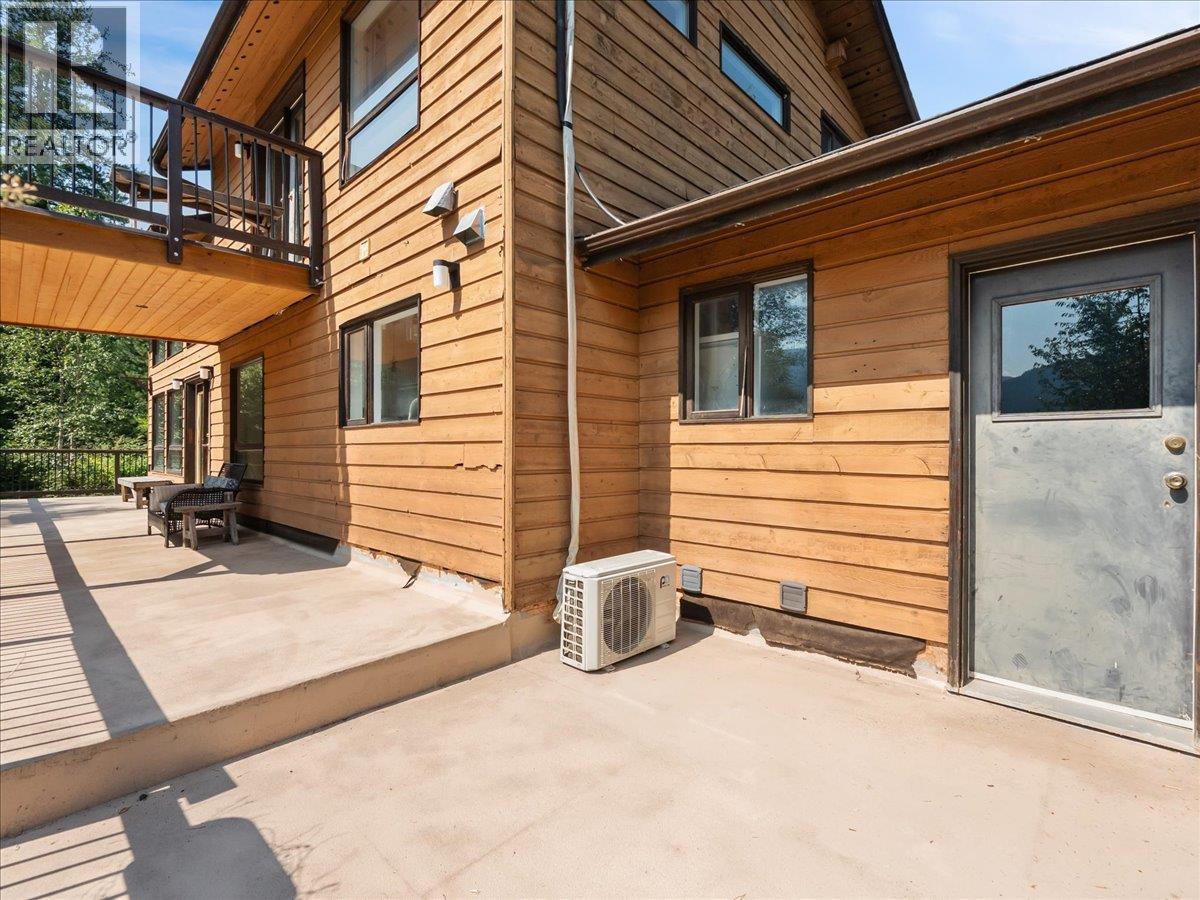 6172 Slocan River Road Property Photo 13