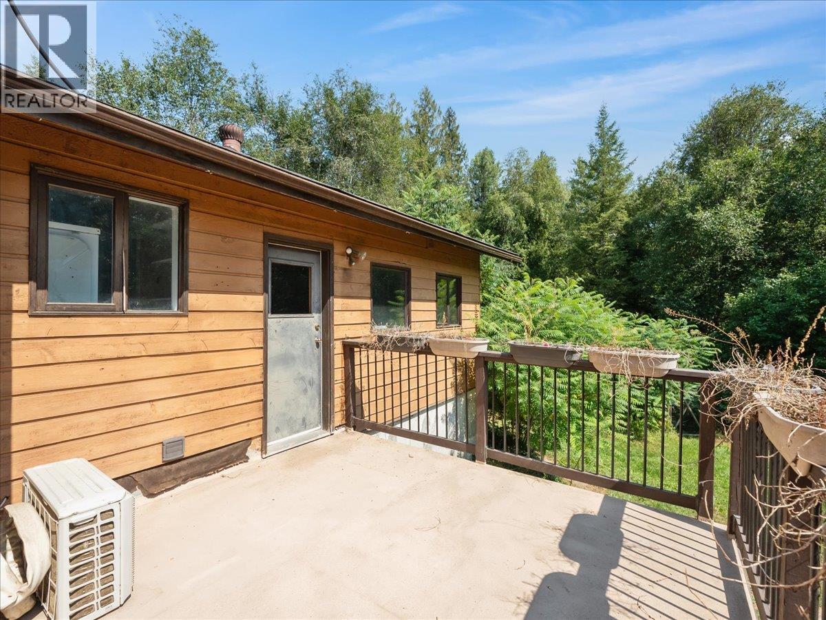 6172 Slocan River Road Property Photo 14