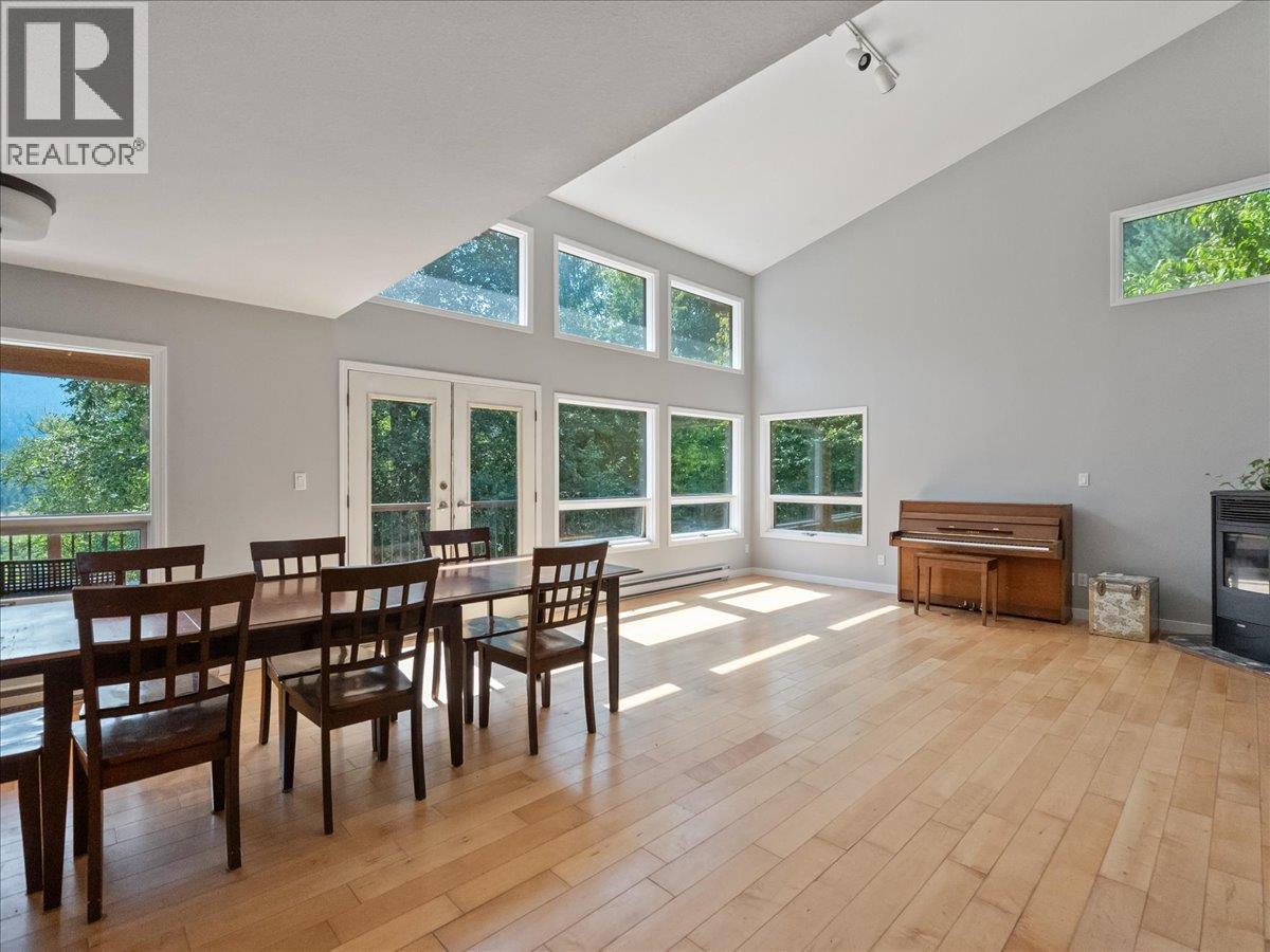 6172 Slocan River Road Property Photo 19