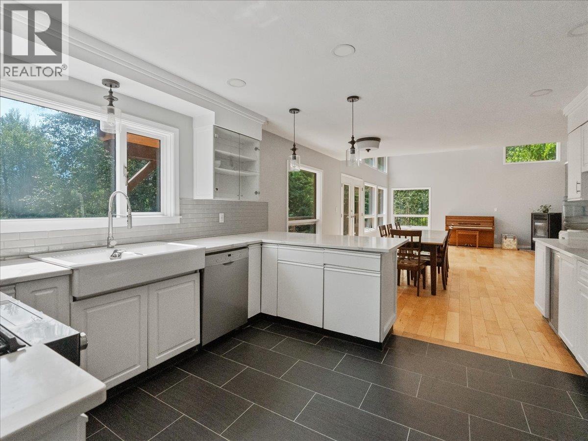 6172 Slocan River Road Property Photo 27