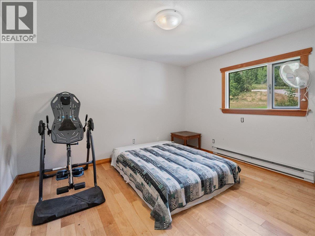 6172 Slocan River Road Property Photo 34