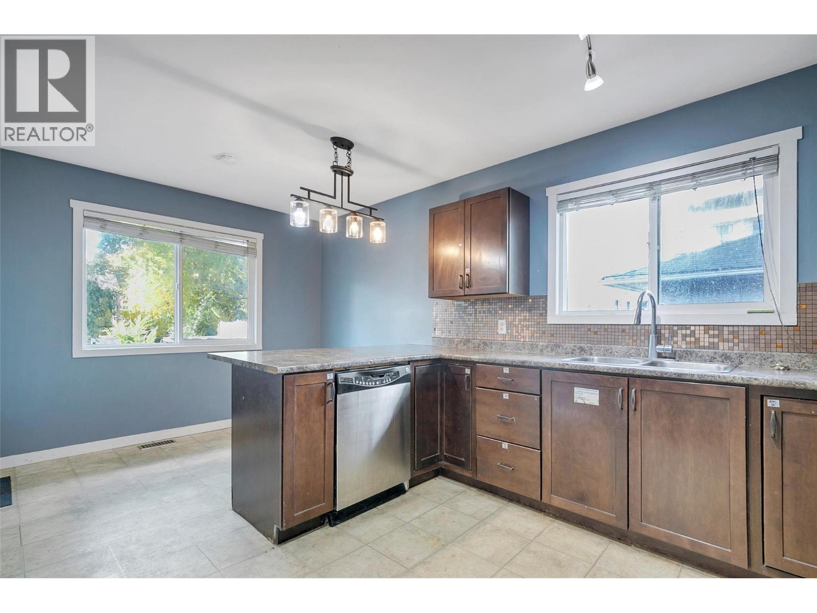 1331 Belaire Avenue Property Photo 8
