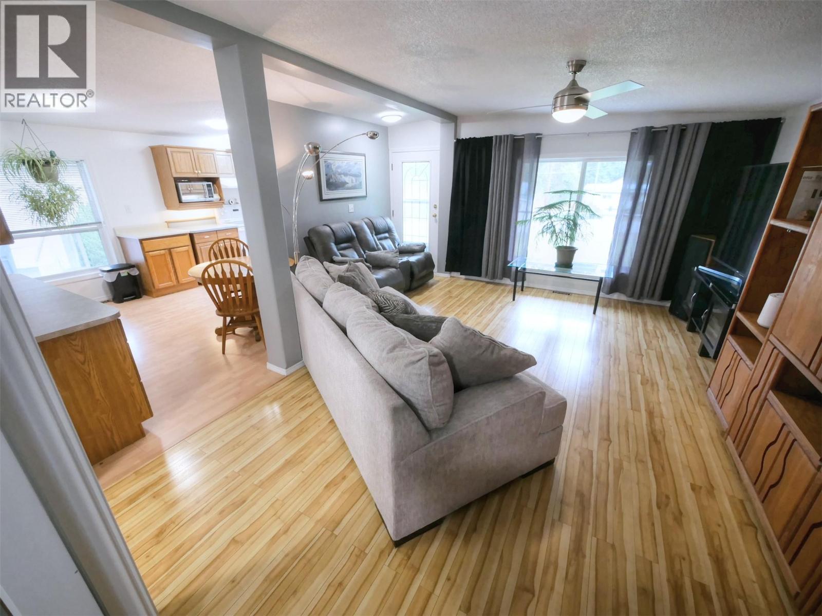 817 Smith Crescent Property Photo 3