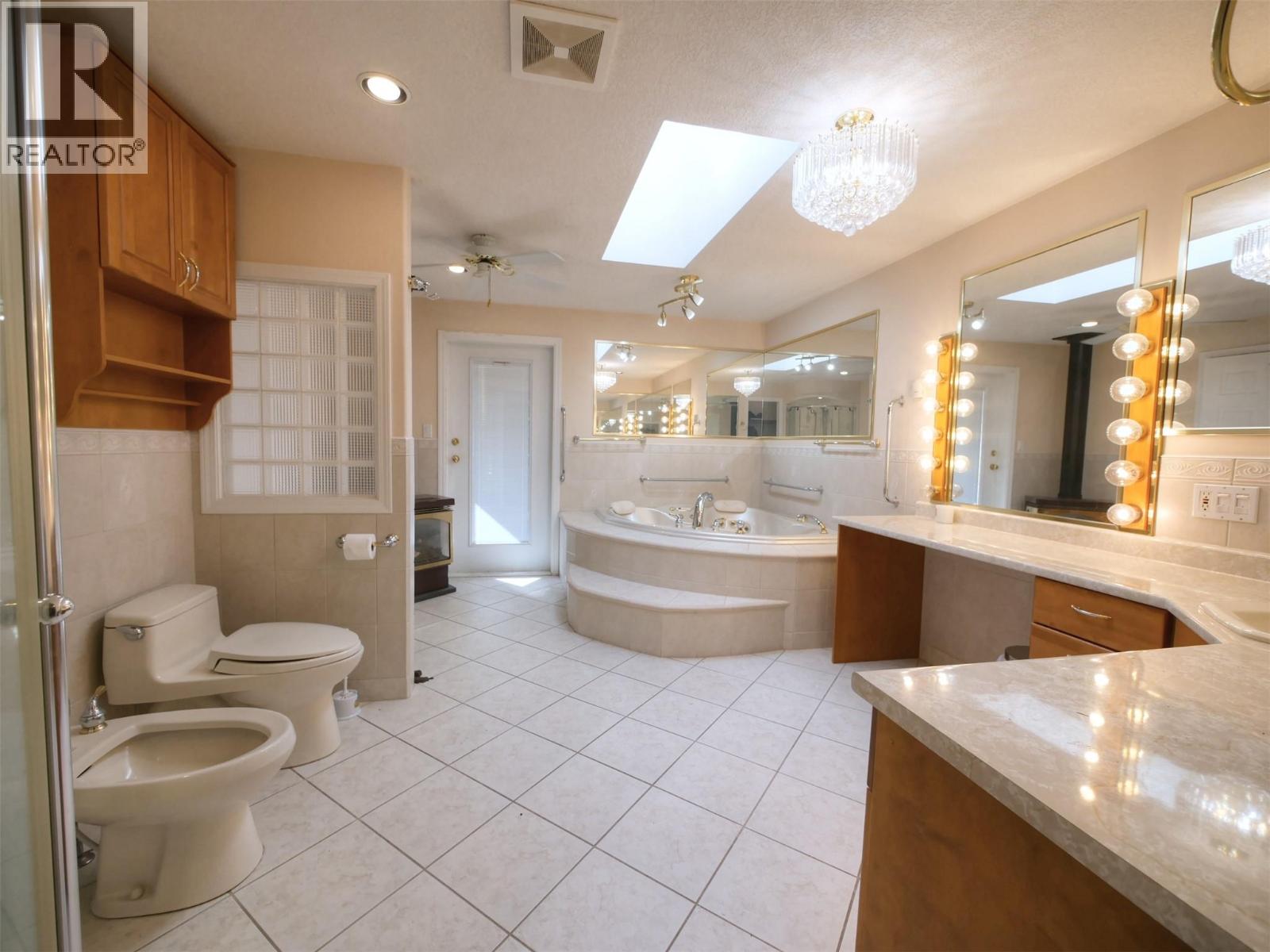 817 Smith Crescent Property Photo 4