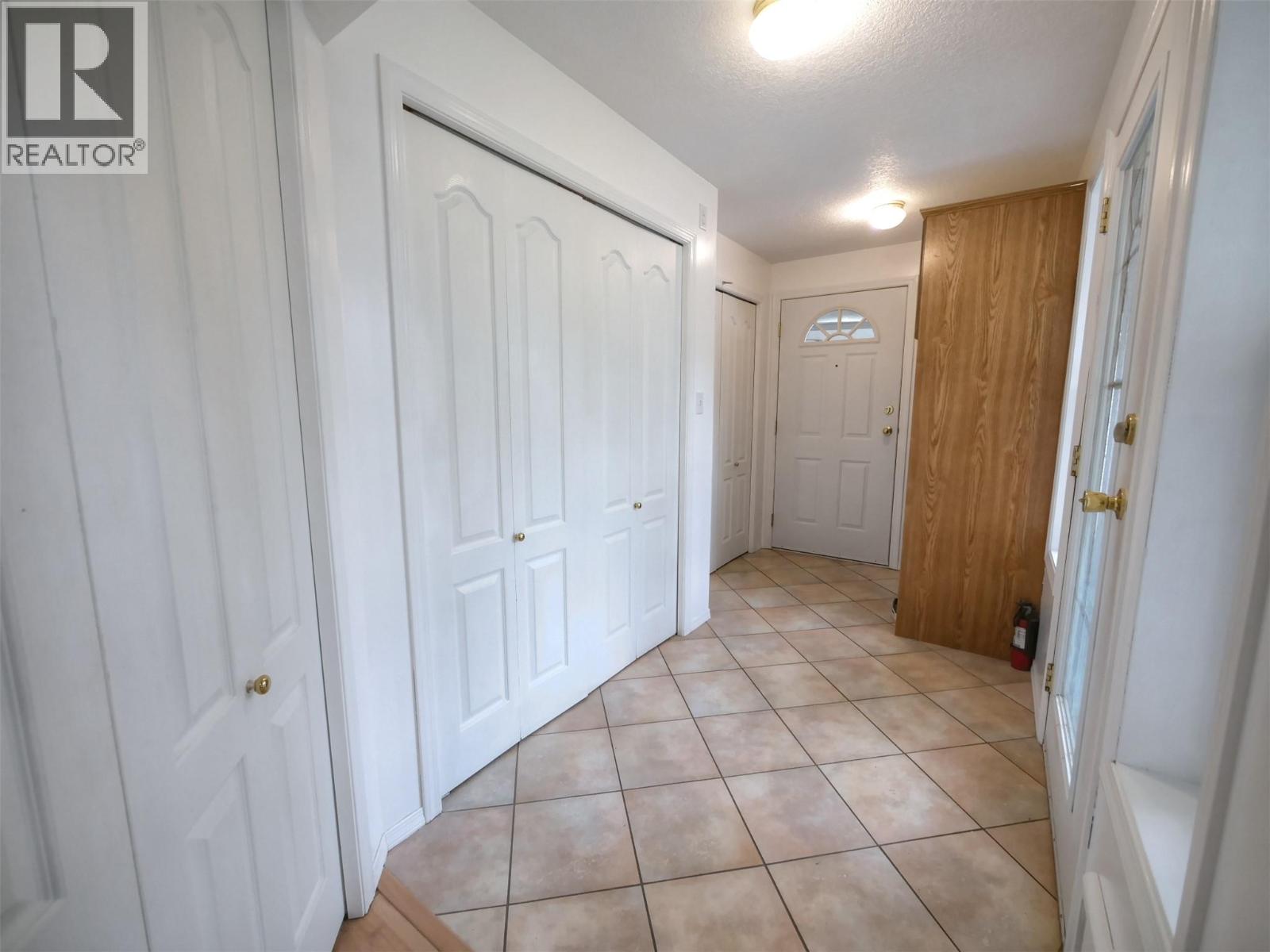 817 Smith Crescent Property Photo 7