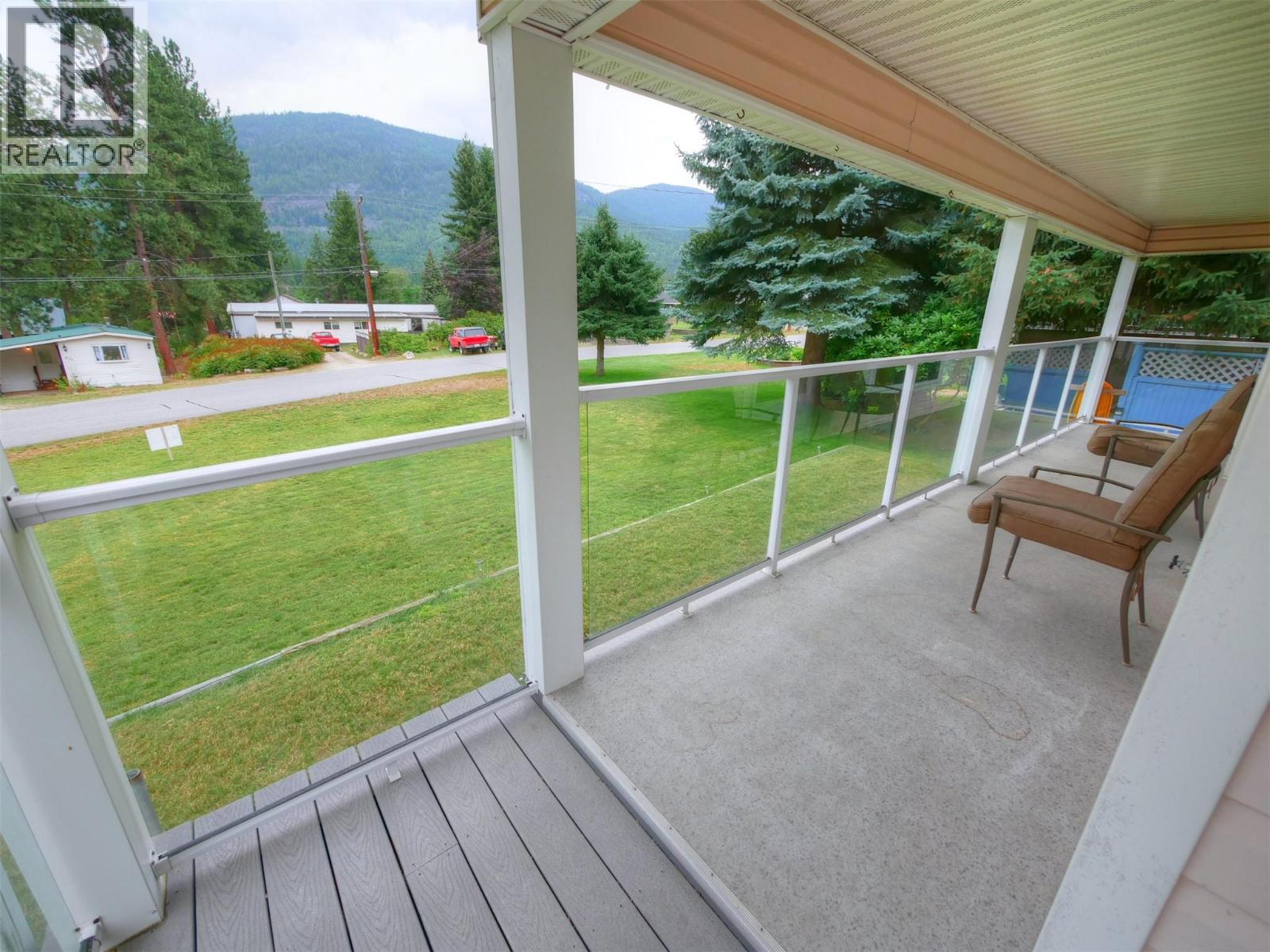 817 Smith Crescent Property Photo 10