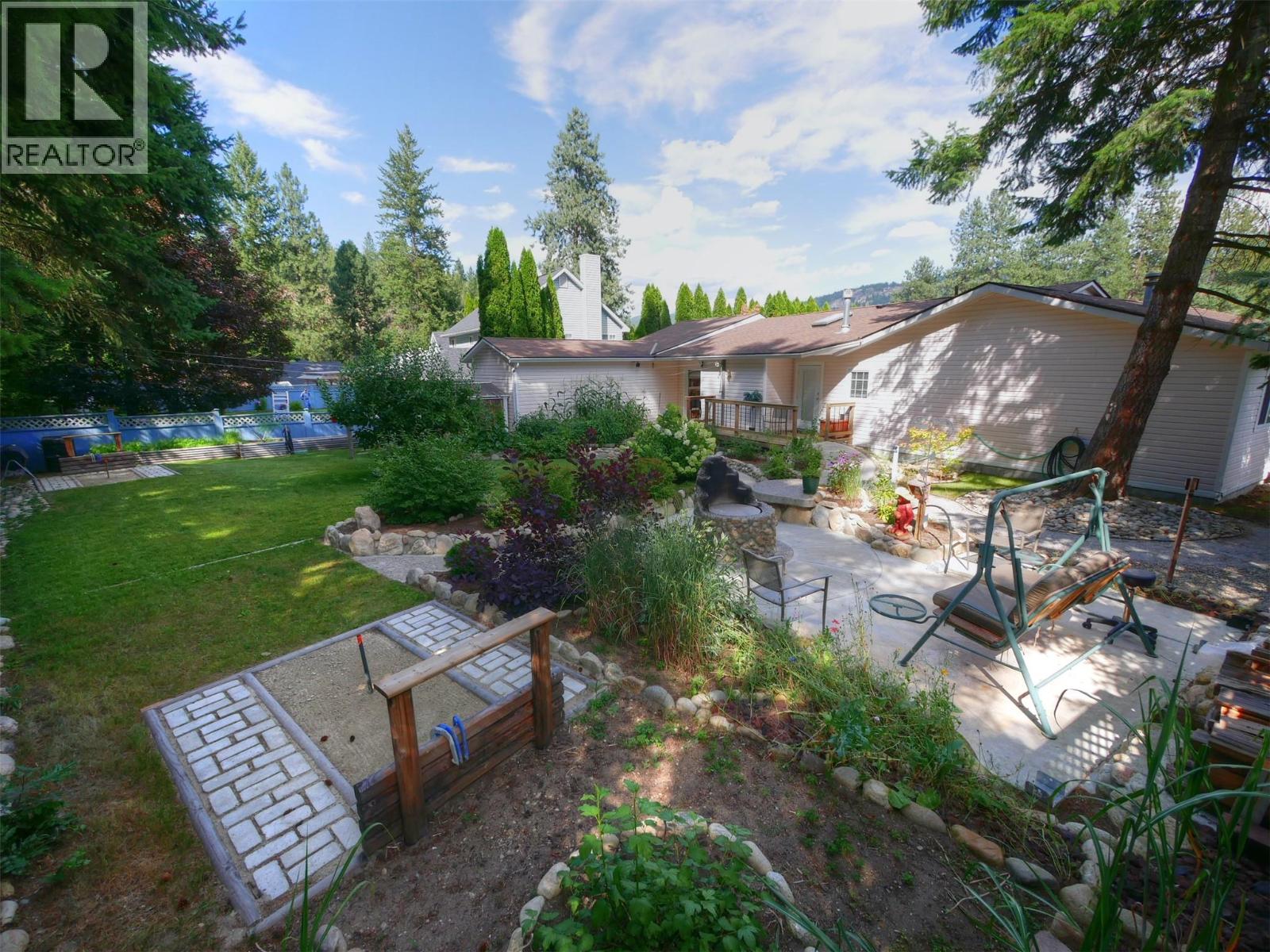 817 Smith Crescent Property Photo 12