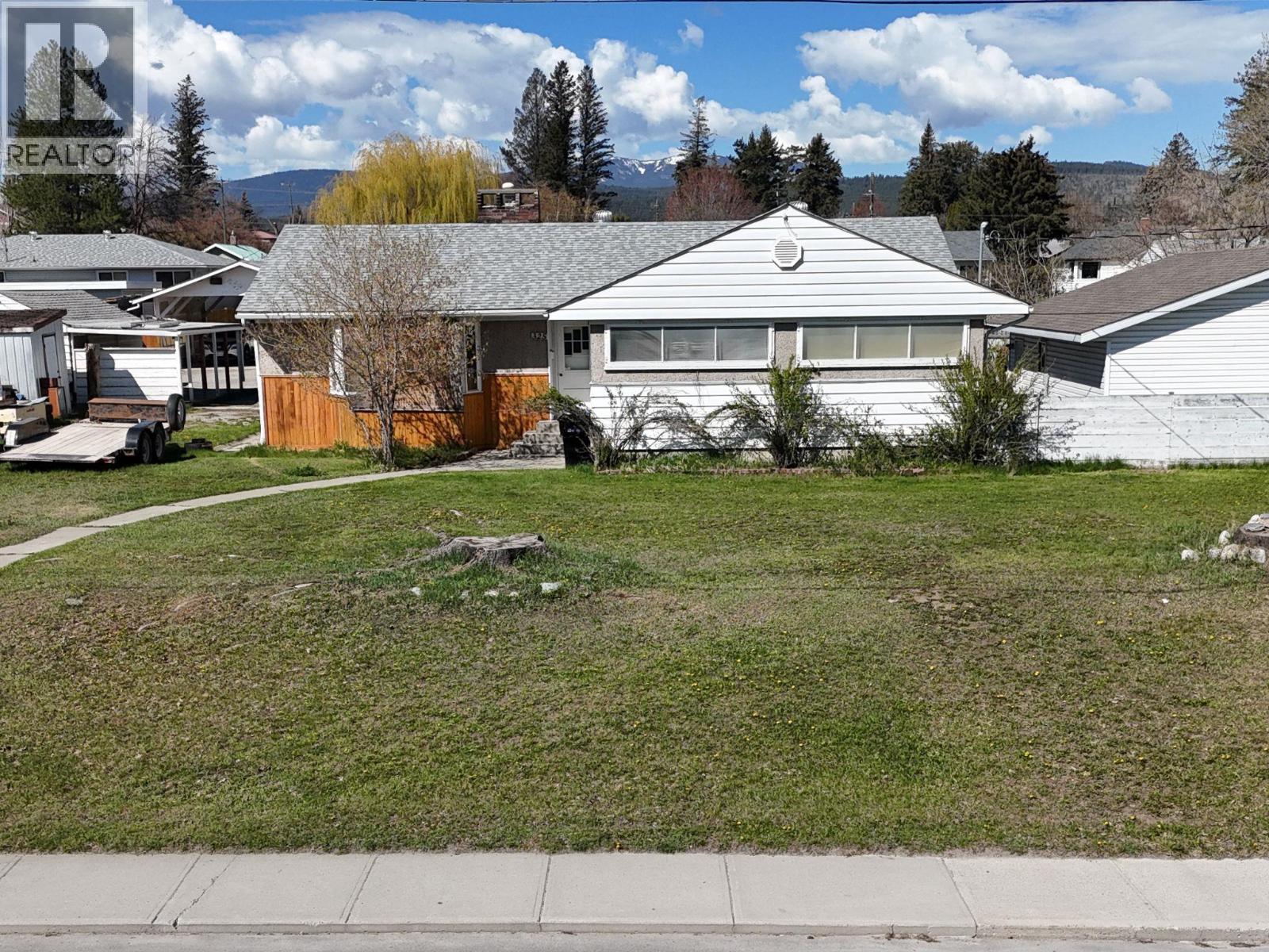 325 14 Avenue S Property Photo 1
