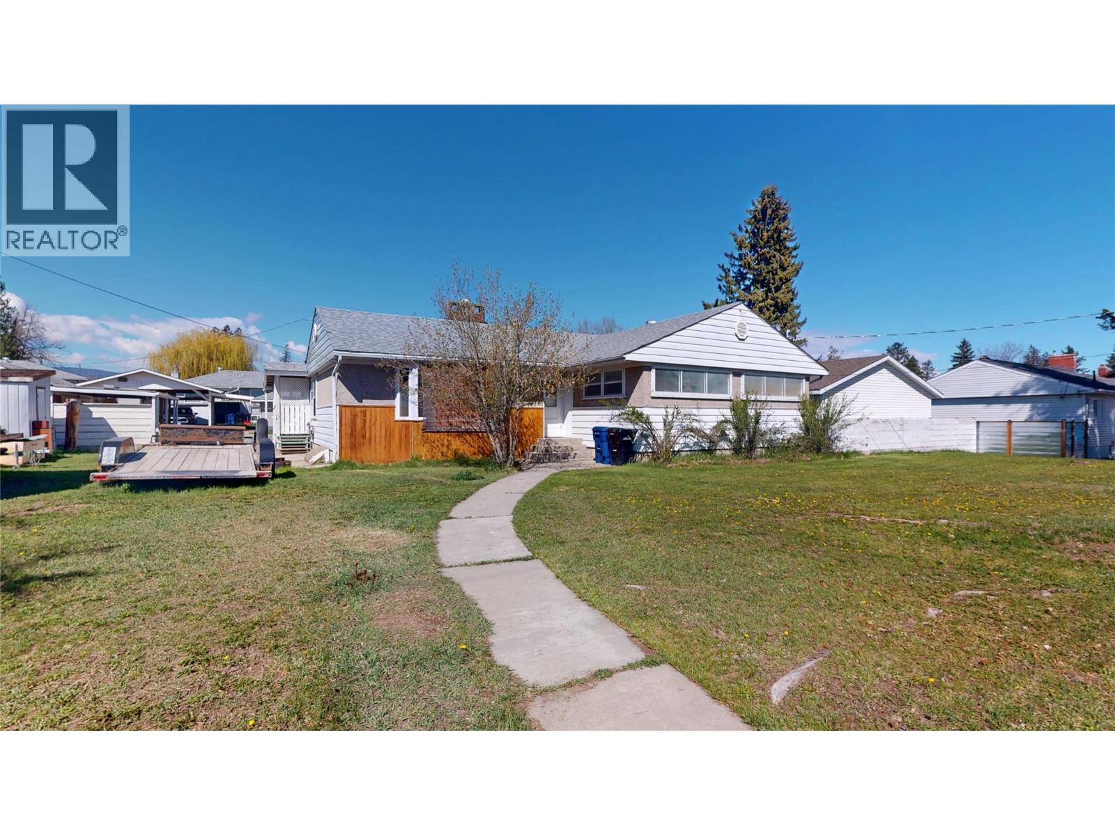 325 14 Avenue S Property Photo 2