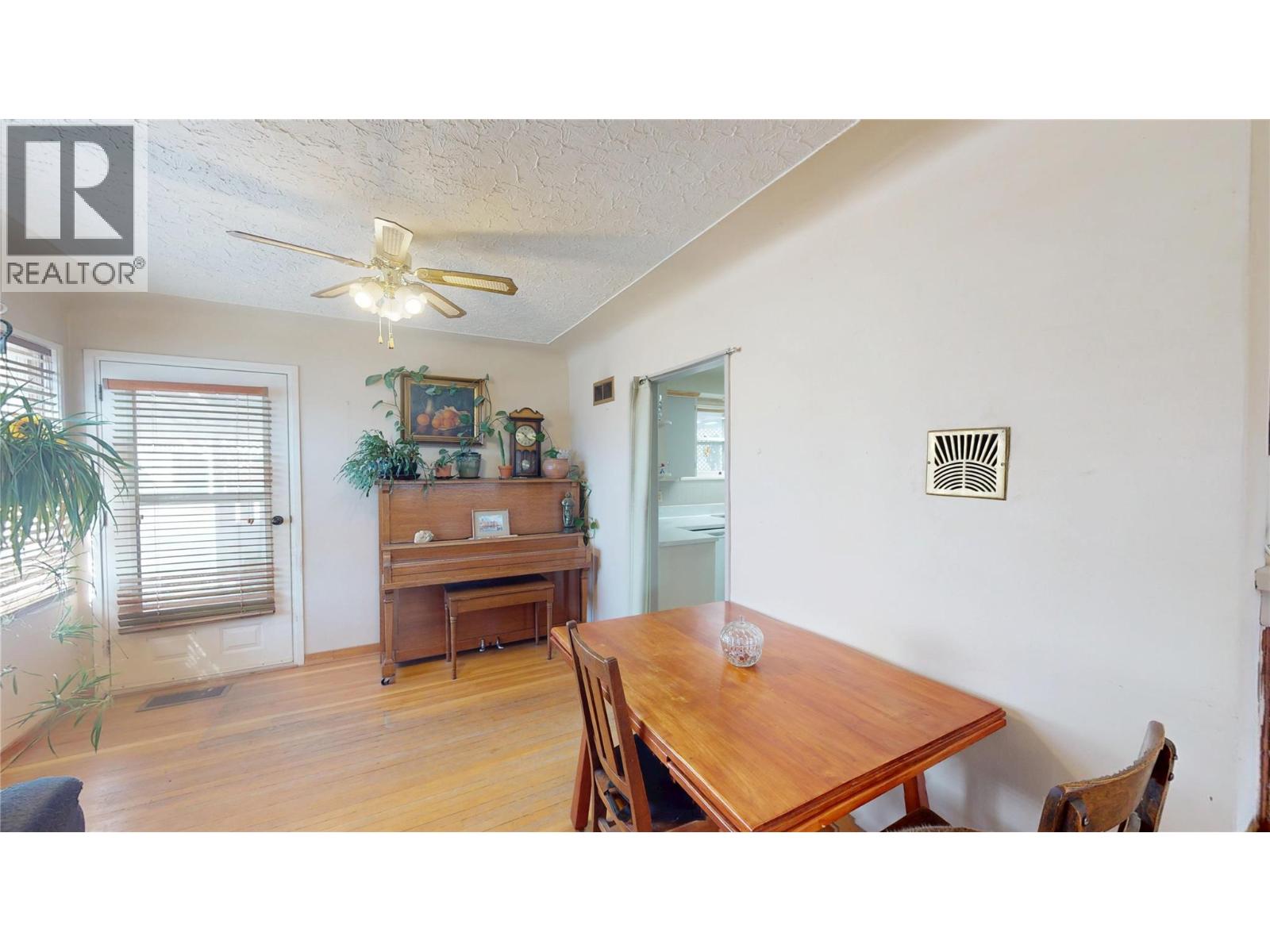 325 14 Avenue S Property Photo 8