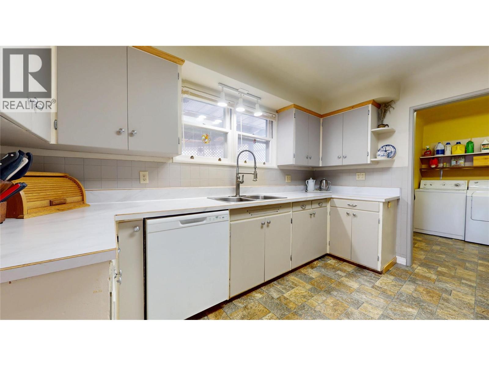 325 14 Avenue S Property Photo 11