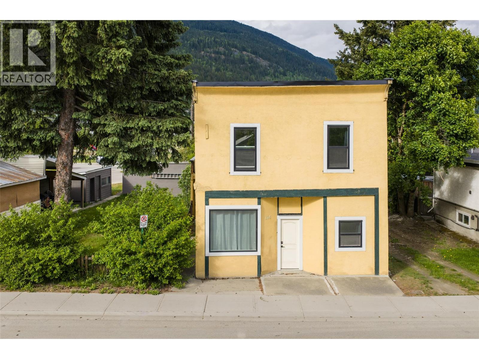 604 Fourth Street E Property Photo 1