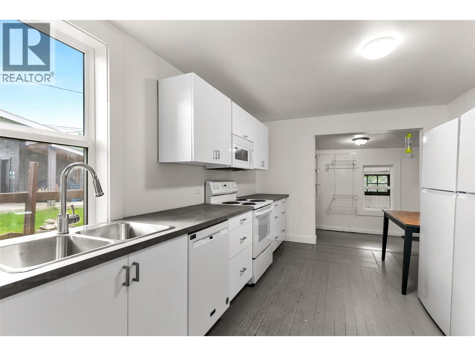 604 Fourth Street E Property Photo 9