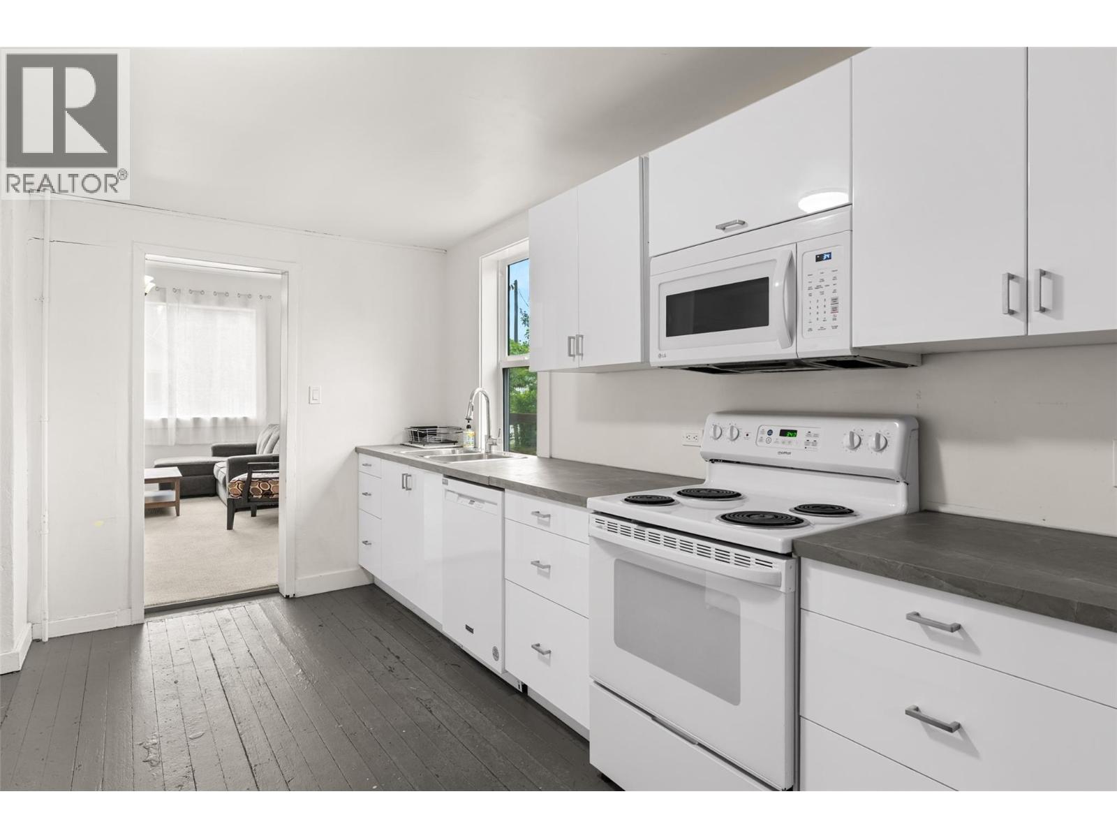 604 Fourth Street E Property Photo 12