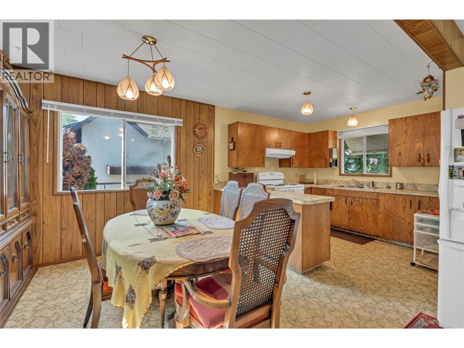 1049 Government Street Property Photo 5