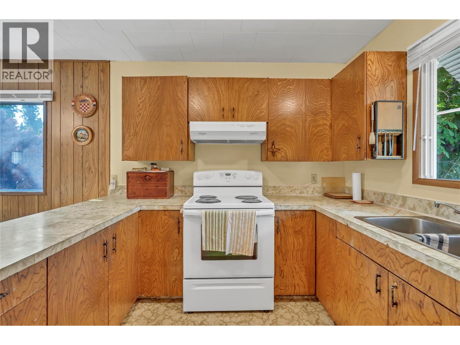 1049 Government Street Property Photo 6