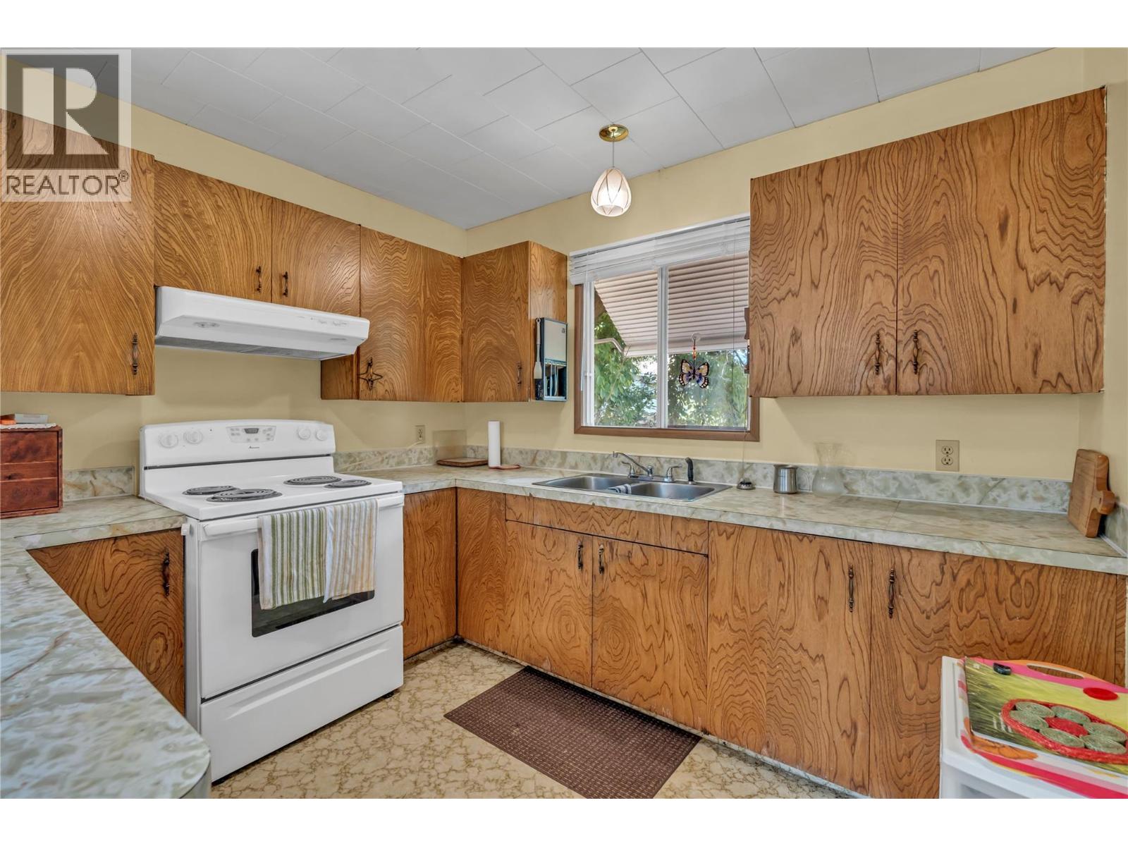 1049 Government Street Property Photo 7
