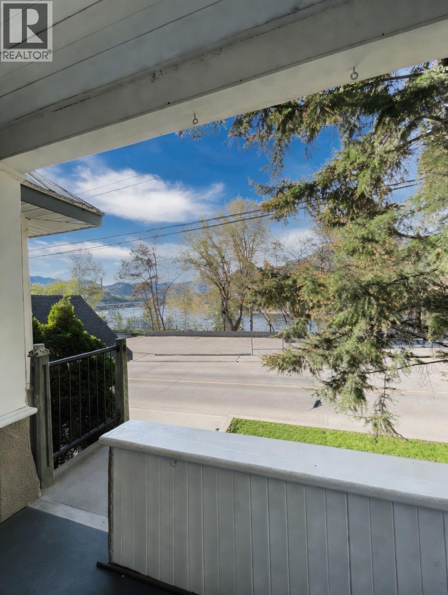 2070 Riverside Avenue Property Photo 7