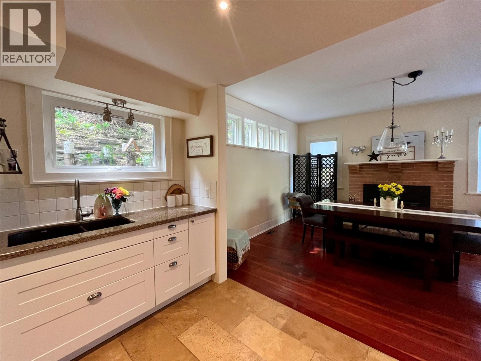 2070 Riverside Avenue Property Photo 10