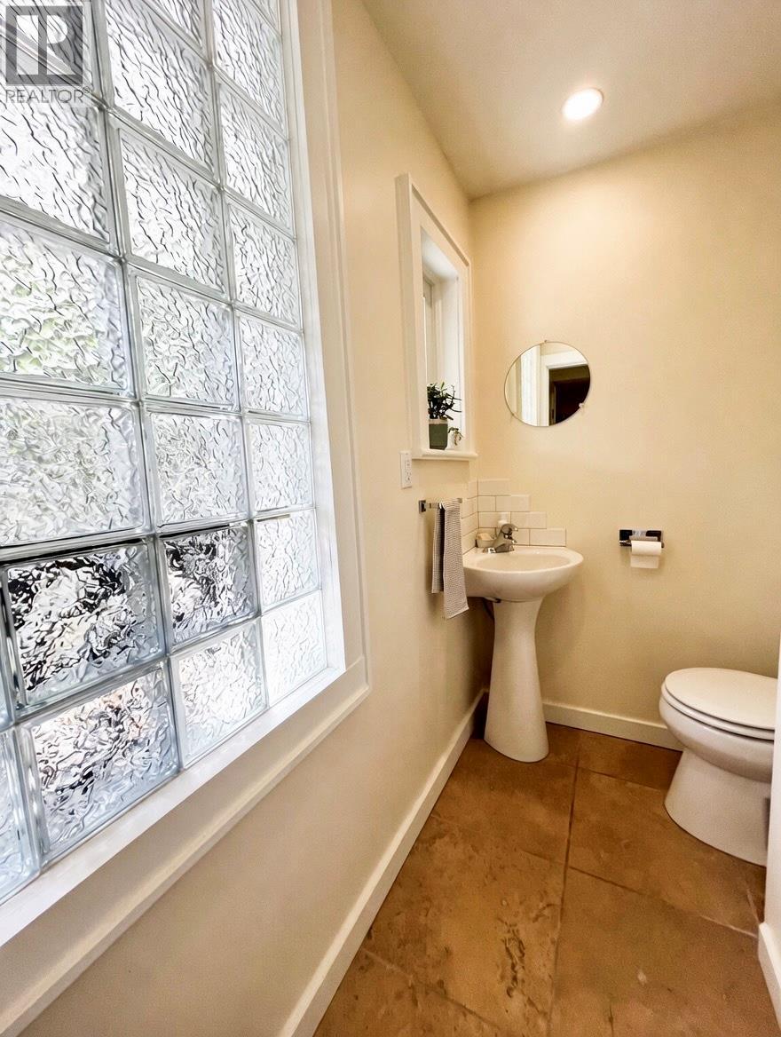 2070 Riverside Avenue Property Photo 19