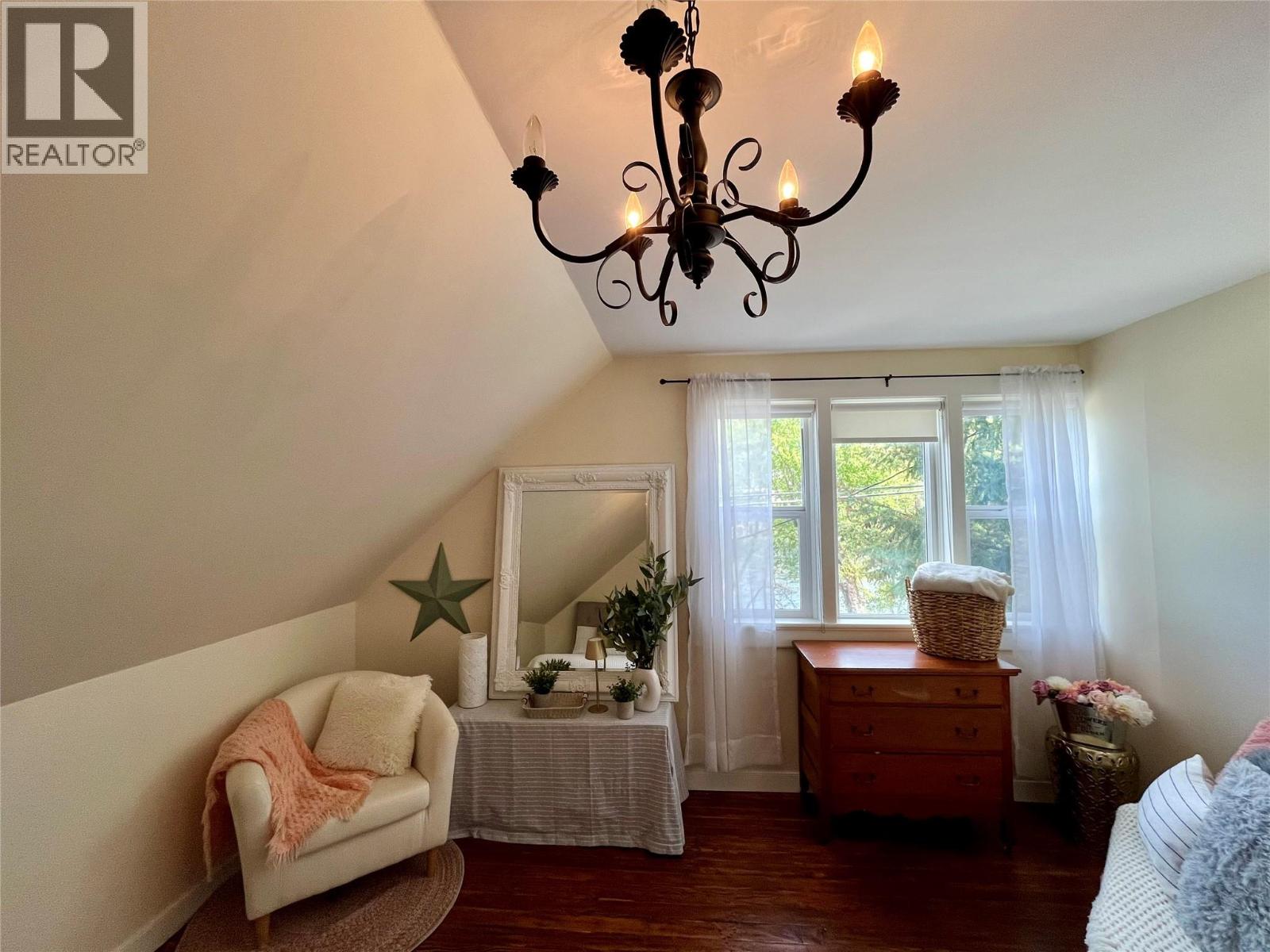 2070 Riverside Avenue Property Photo 25