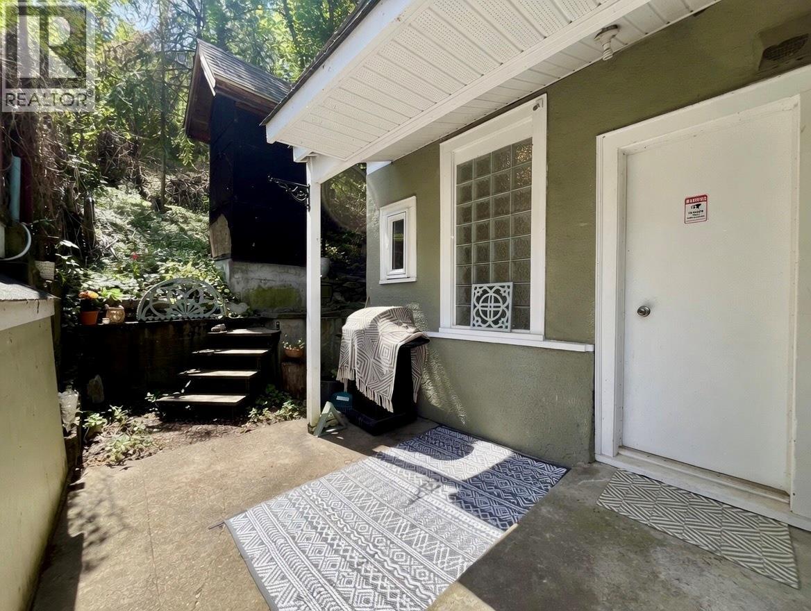 2070 Riverside Avenue Property Photo 37