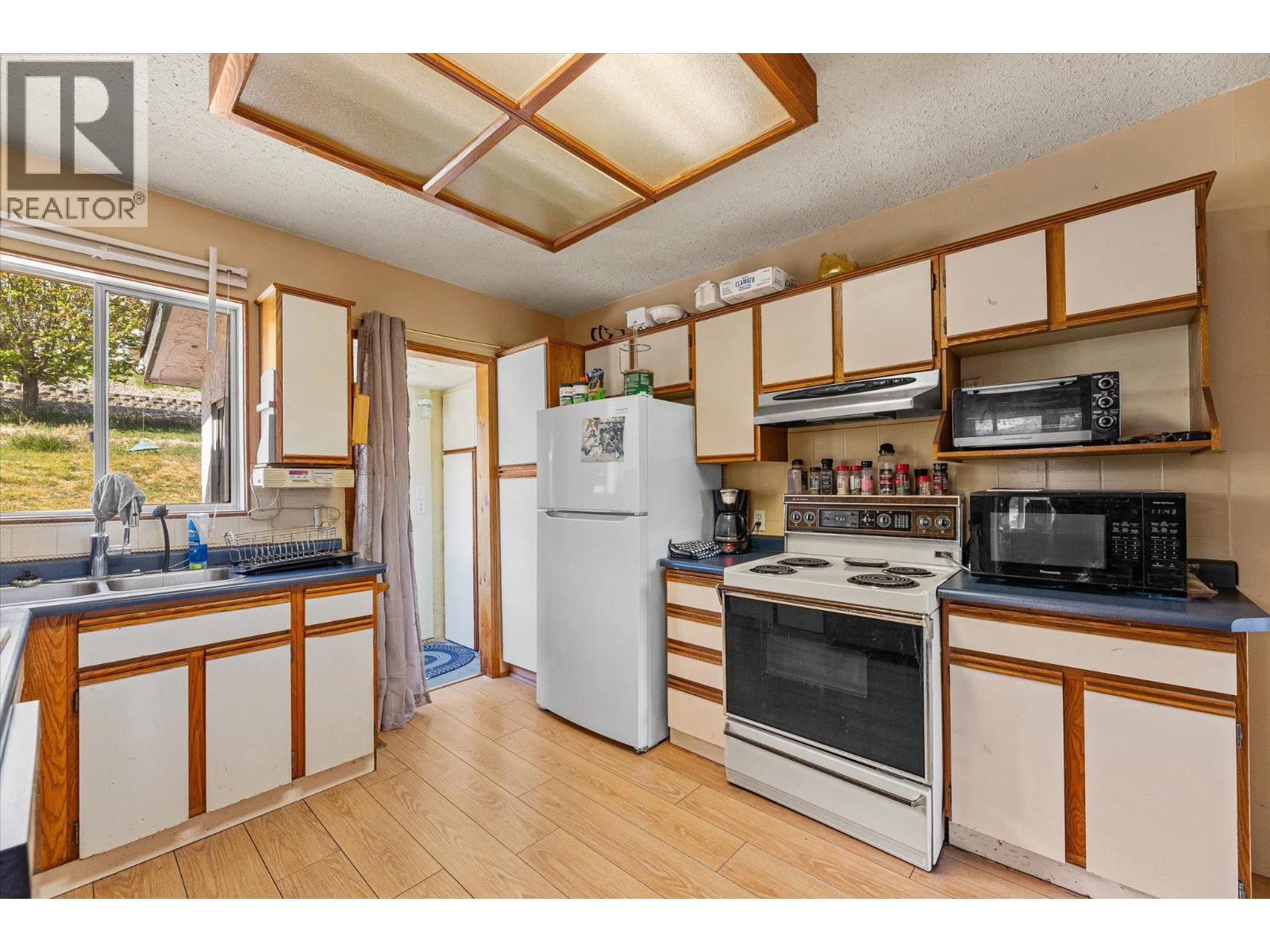 6488 Renfrew Road Property Photo 6