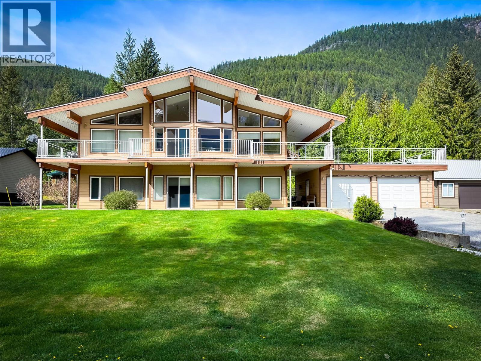 309 Kootenay Street Property Photo 1