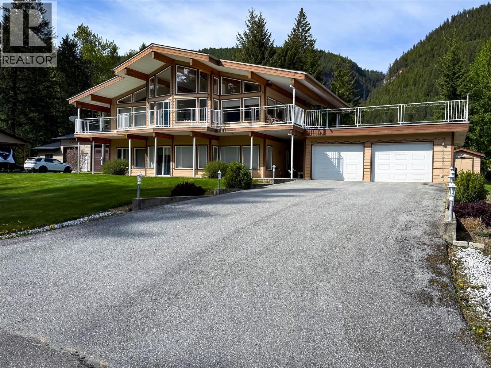 309 Kootenay Street Property Photo 2