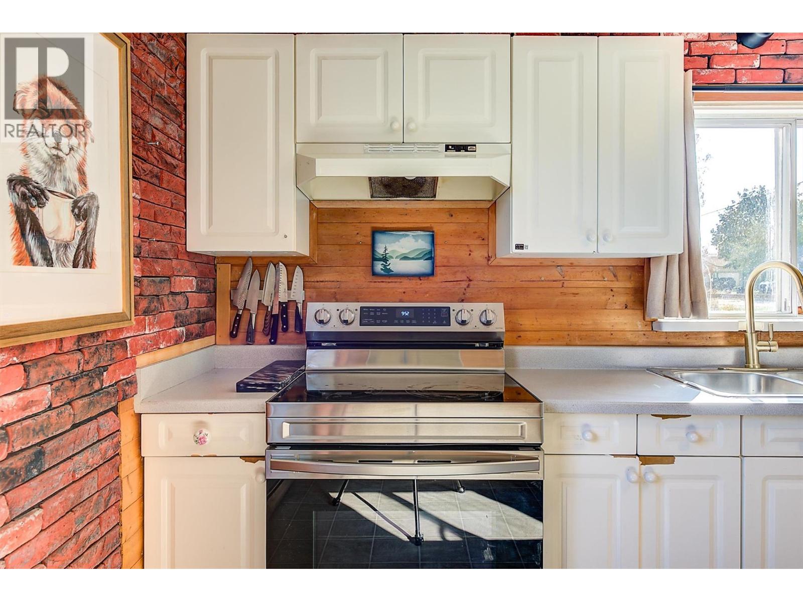 1060 Tataryn Road Property Photo 8