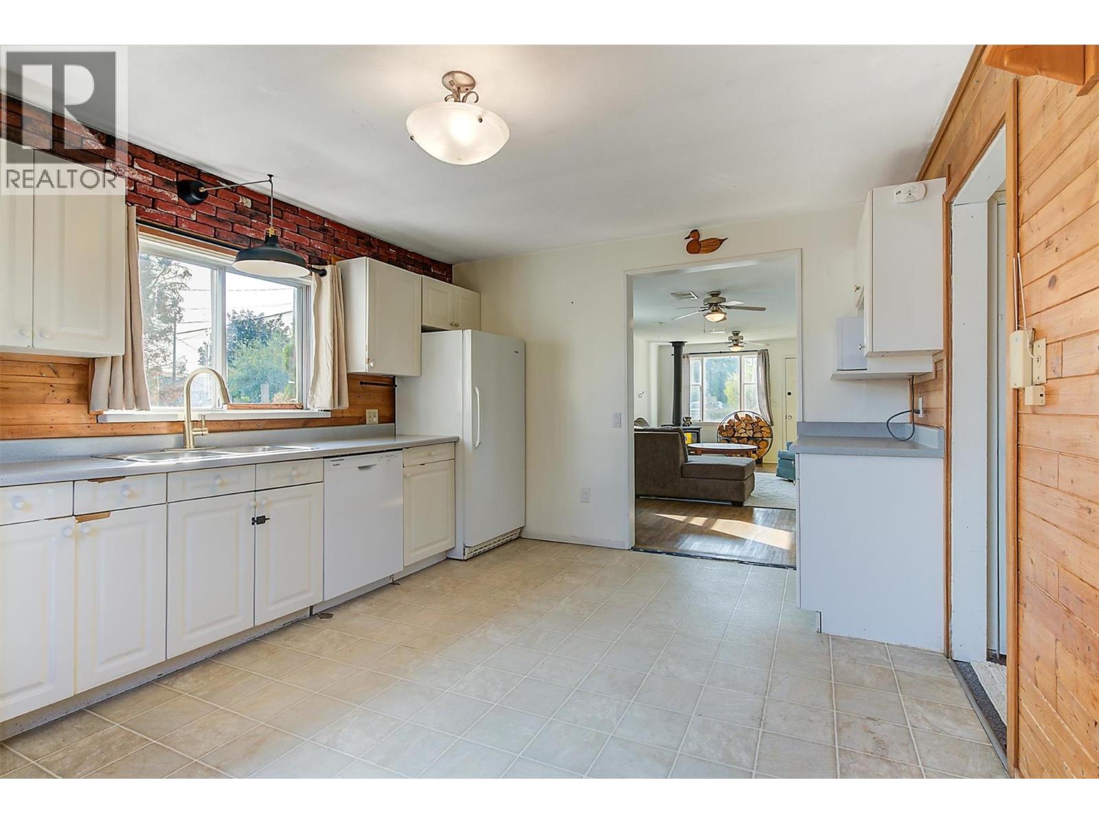 1060 Tataryn Road Property Photo 9