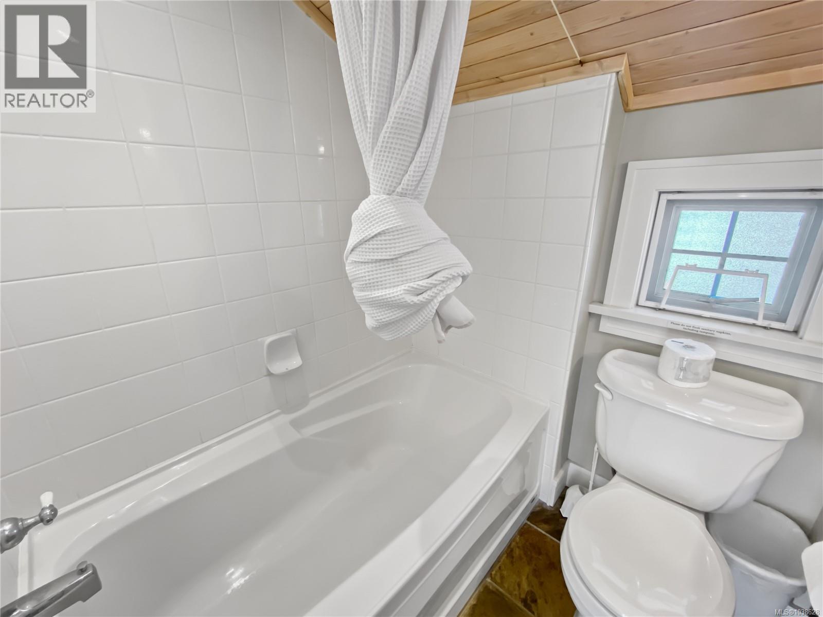 10c 2315 Mackinnon Rd Property Photo 21