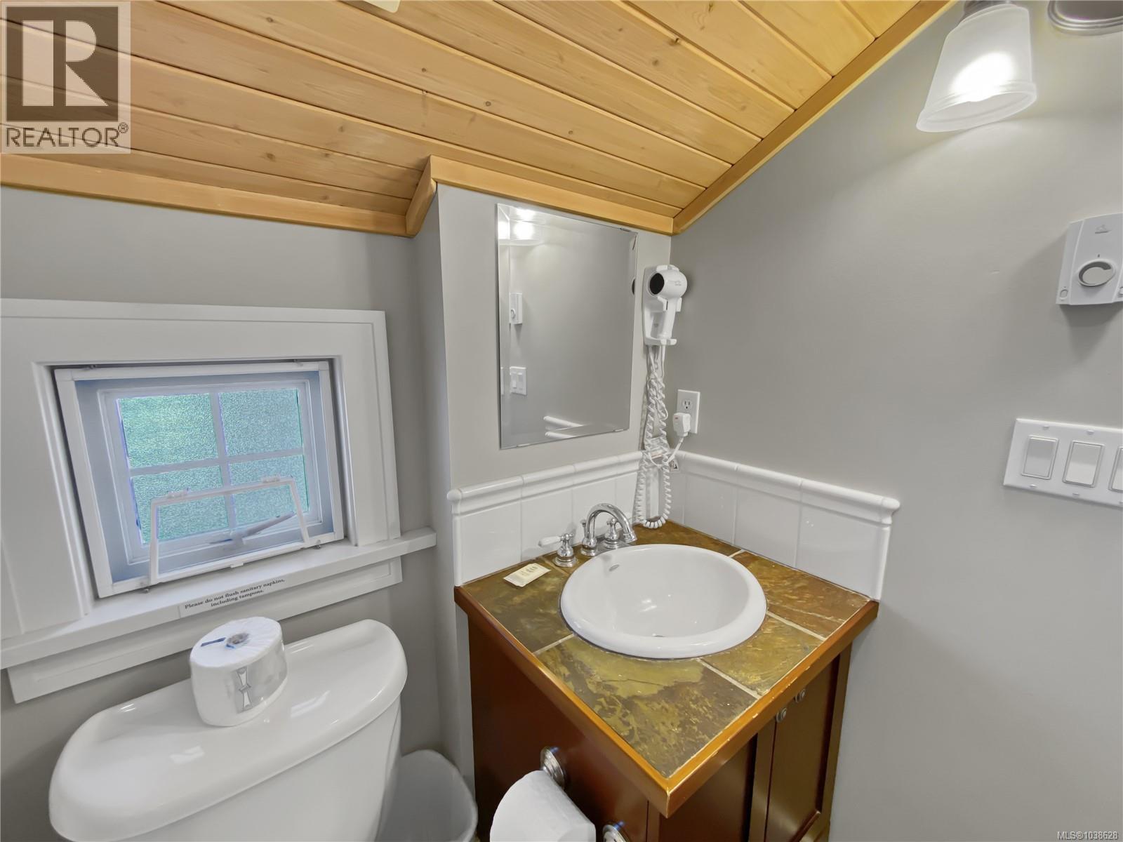 10c 2315 Mackinnon Rd Property Photo 22