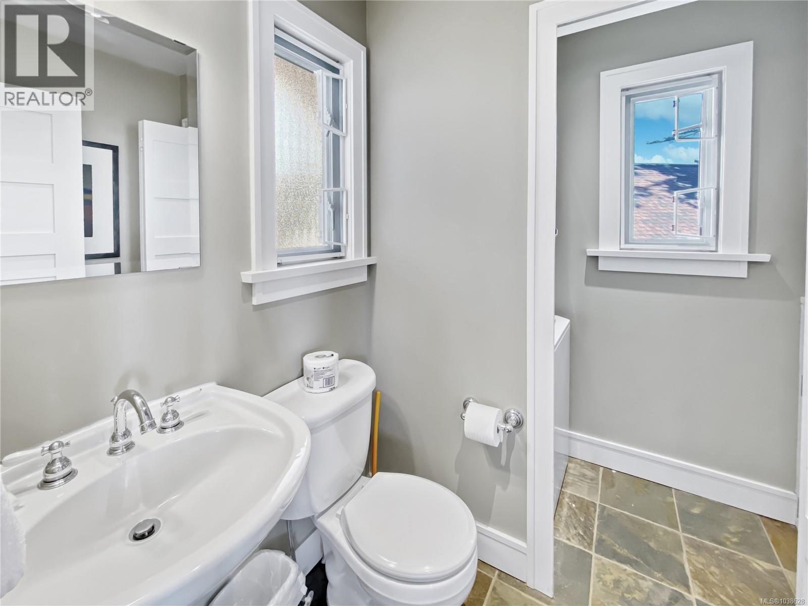 10c 2315 Mackinnon Rd Property Photo 26