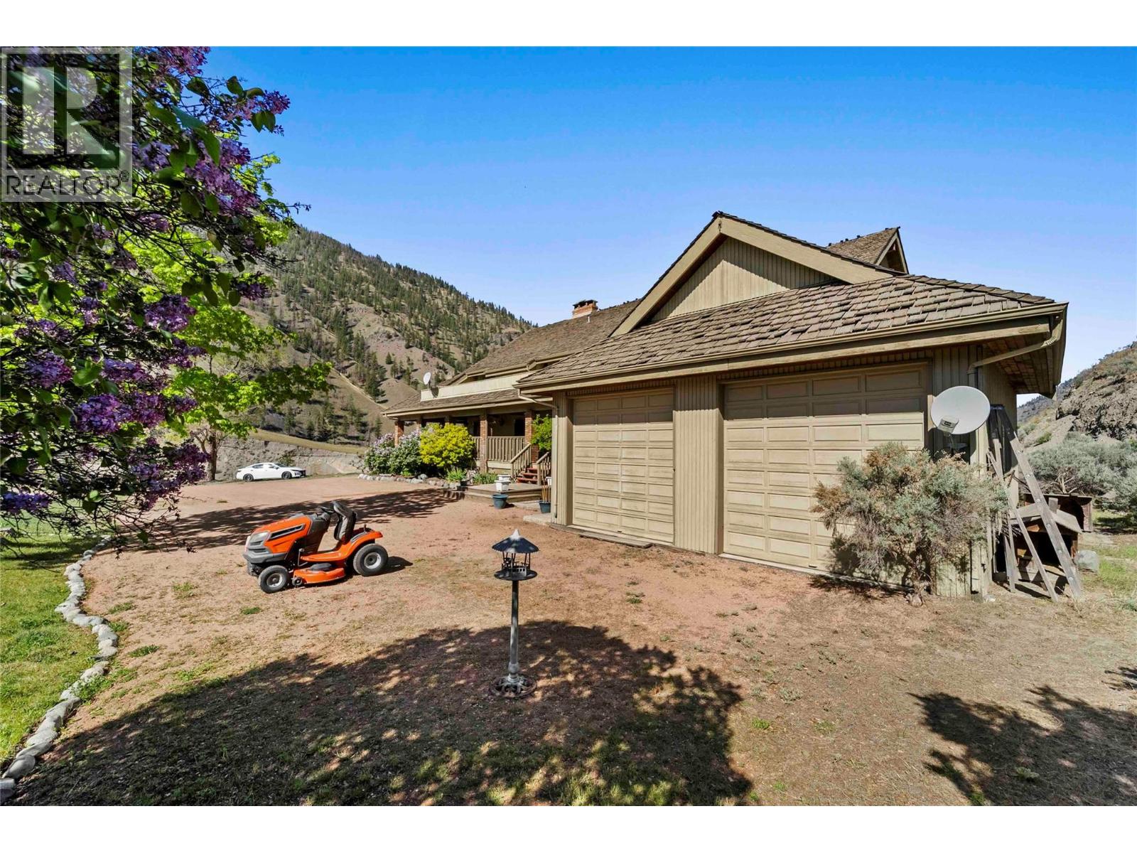 8609 Highway 8 Property Photo 4