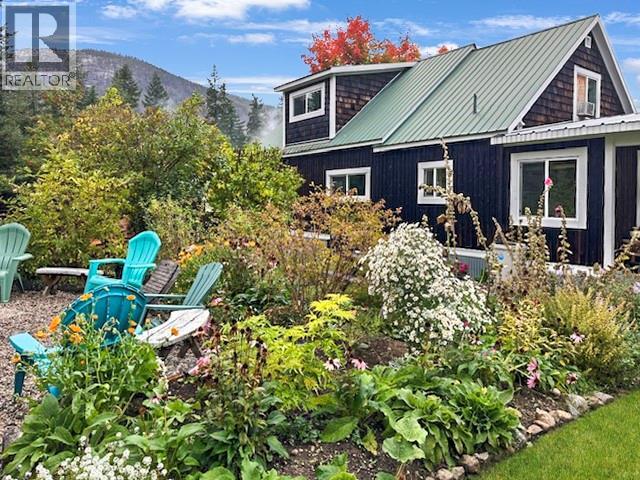 602 Slocan Street Property Photo 1