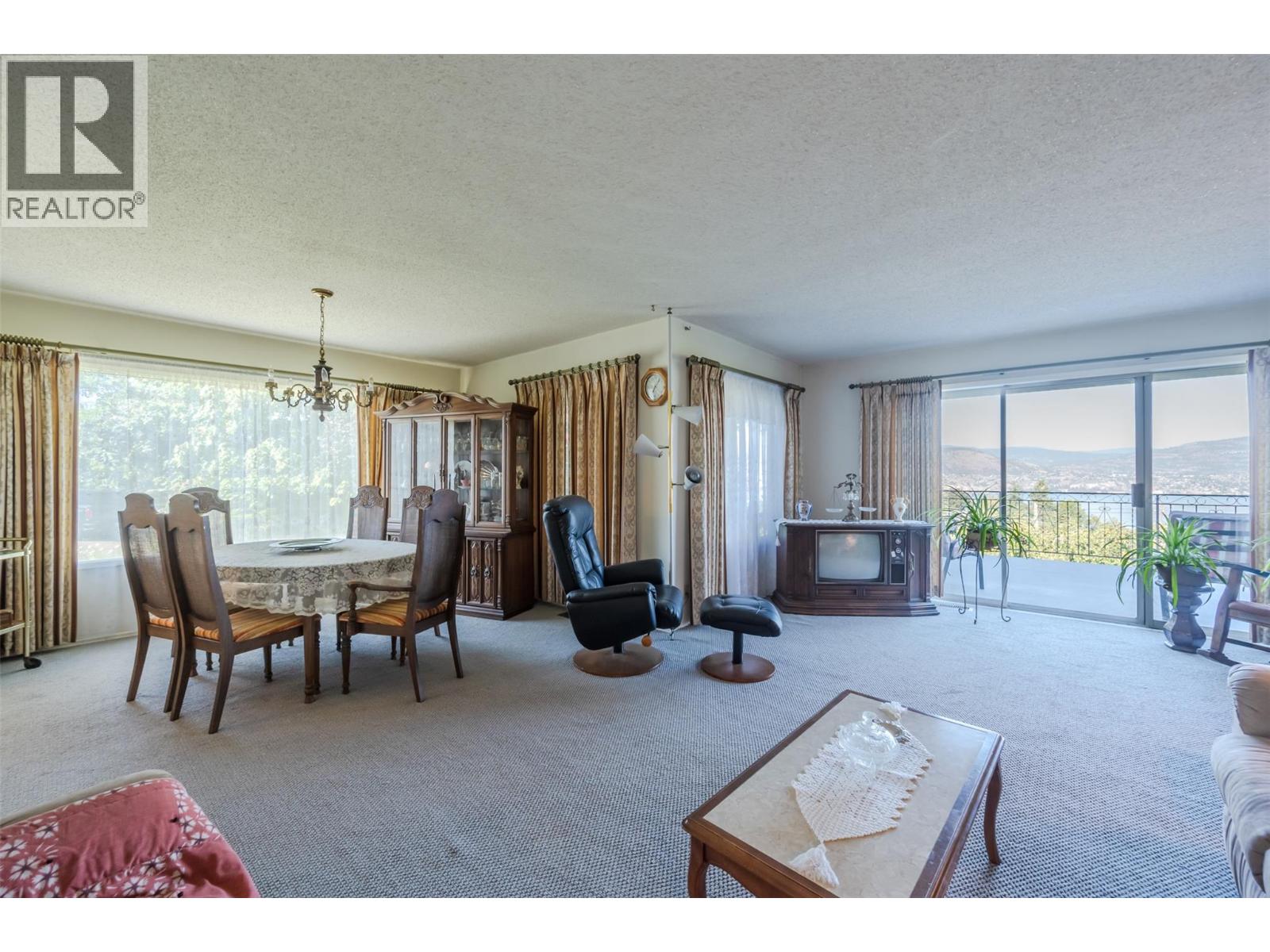 3910 North Naramata Road Property Photo 11