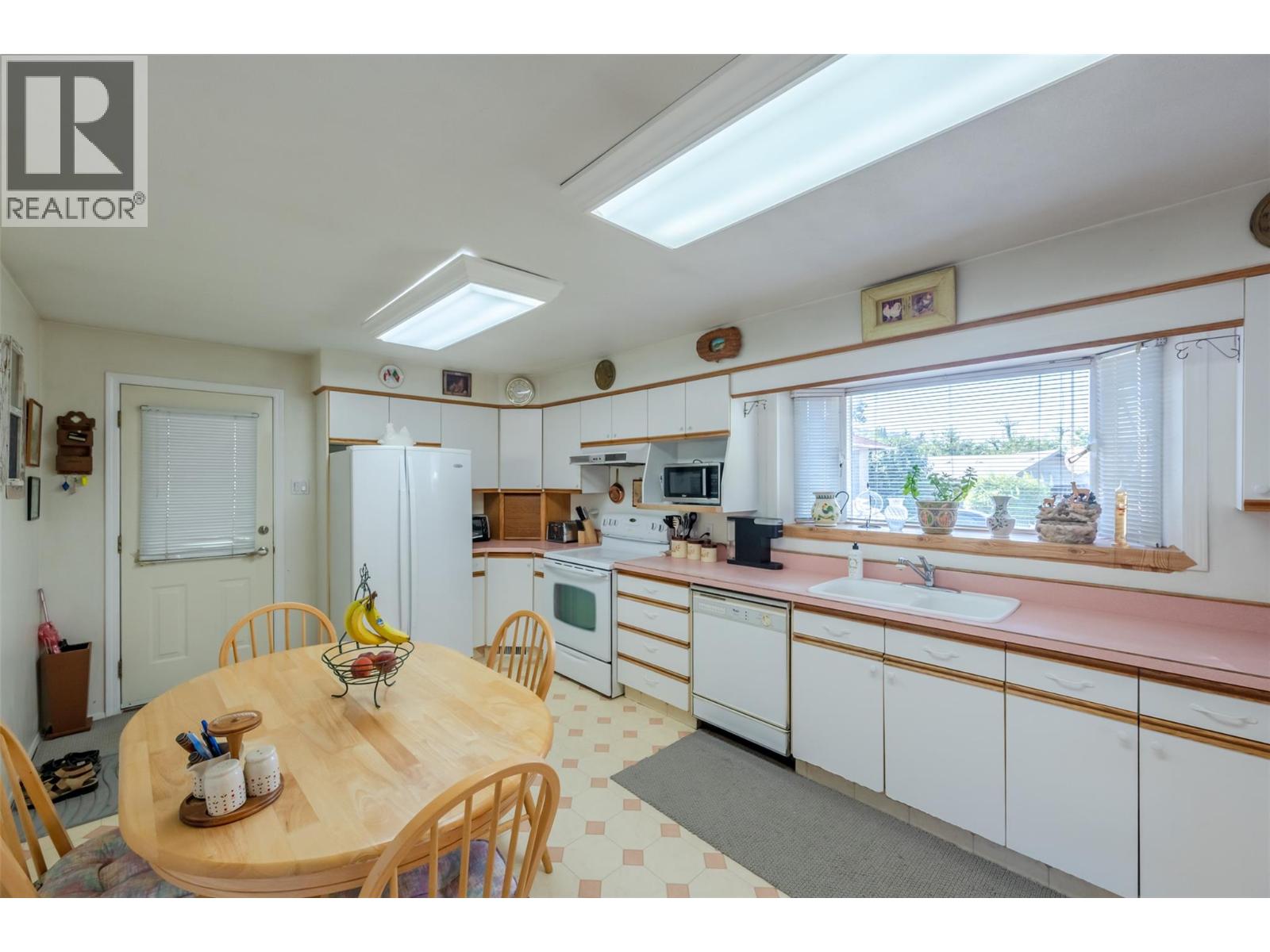 3910 North Naramata Road Property Photo 16