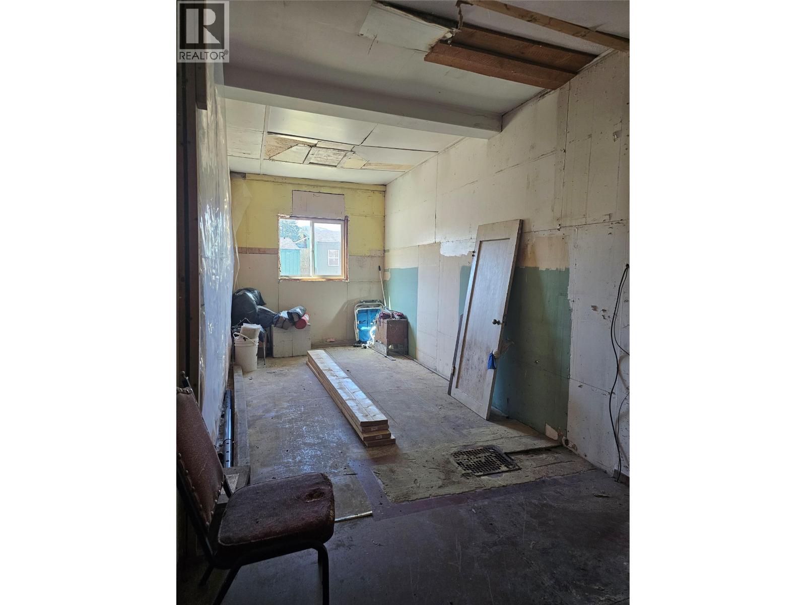 5851 33 Highway Property Photo 8