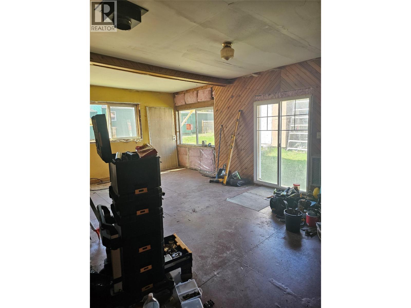 5851 33 Highway Property Photo 9