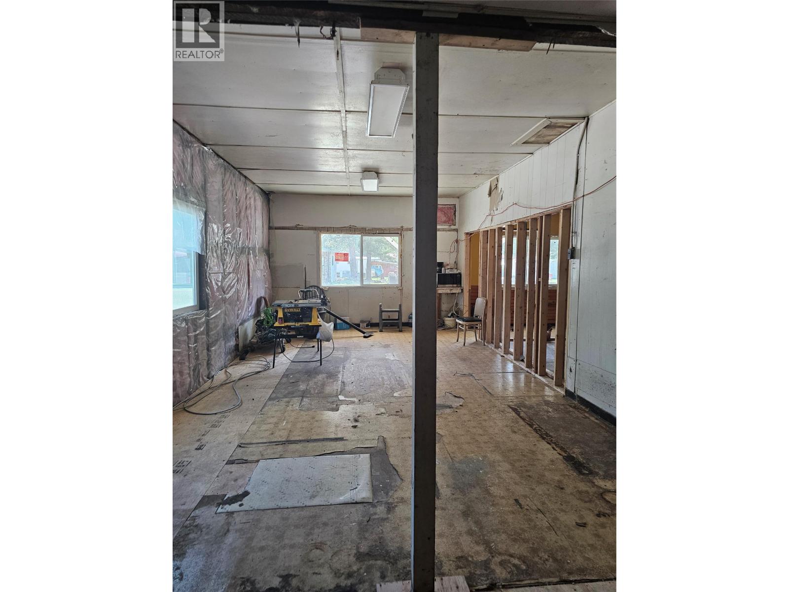 5851 33 Highway Property Photo 10